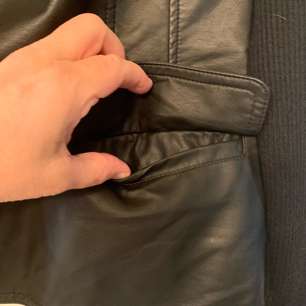Leather and sweater jacket. Size large - Picture 3 of 6